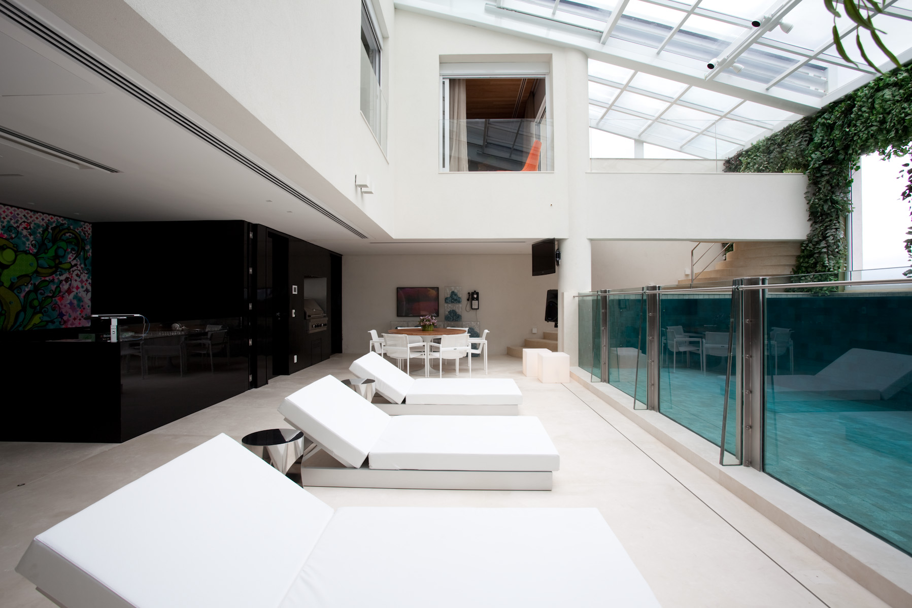 Bien immobilier : Malibu Duplex, luminosité et technologie s’entremêlent dans cet intérieur moderne.