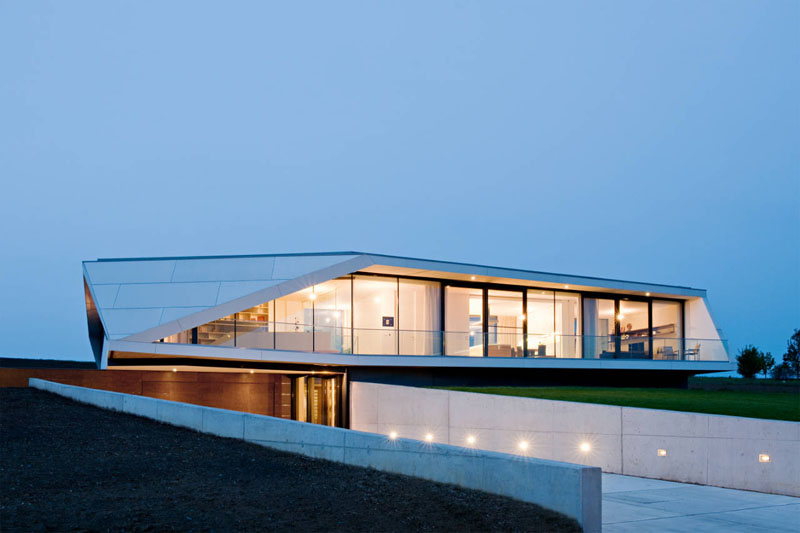 Bien Immobliler : L- House, maison de rêve dans un paysage rural
