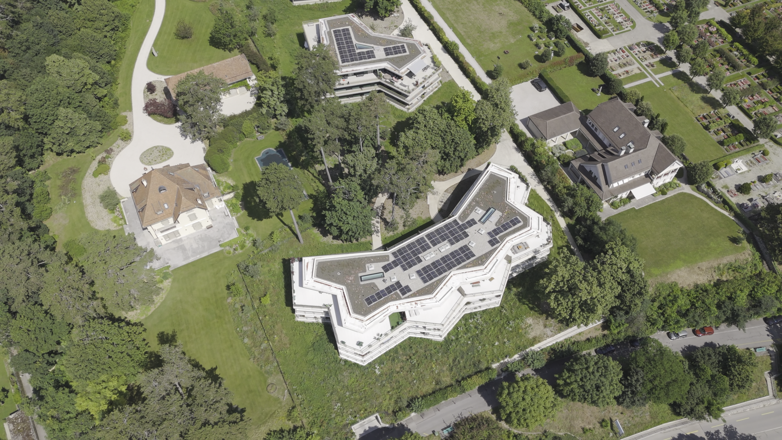 Domaine du Lac à Nyon : 49 appartements répartis en trois bâtiments, conçus selon le standard Minergie. Réalisation Swissroc Construction.